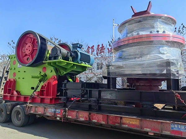 圆锥机破碎机发货现场.jpg